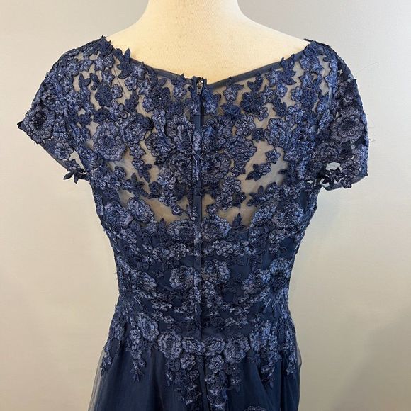NWOT LA FEMME Floral Lace & Tulle Gown in Navy (10) - Picture 8 of 11